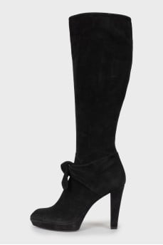 Suede boots decorated with a bow