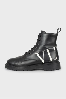 Leather boots with logo on the heel