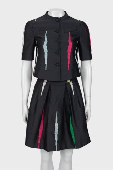 Suit with a skirt of a combined color