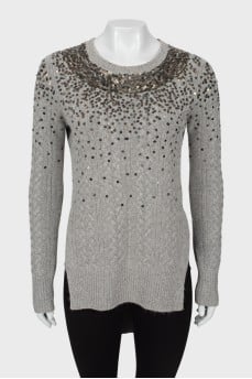 Gray sweater extended at the back