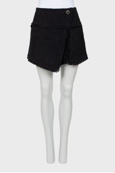 Tweed short skirt with brooch