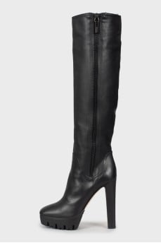 Leather boots decorated with zipper