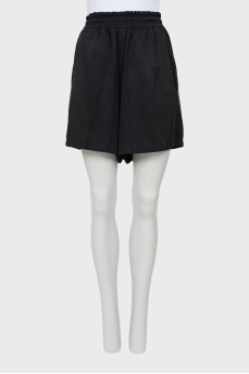 Black shorts with elastic