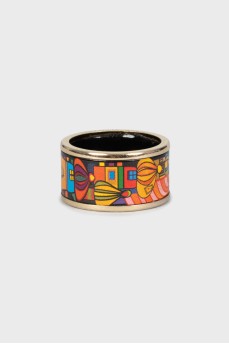 Gold ring with a pattern