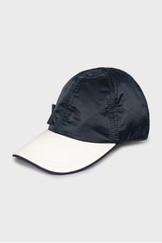 Two-color cap decorated with a star