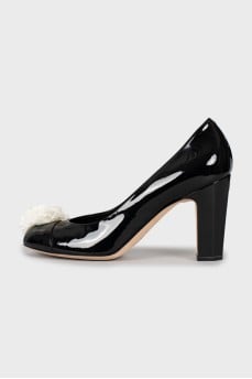 Patent leather shoes decorated with flowers