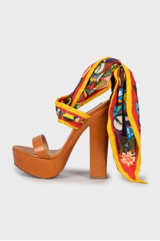 Leather sandals with scarf