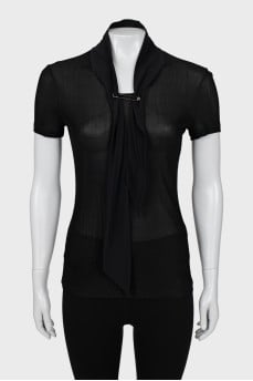 Translucent T-shirt with brooch