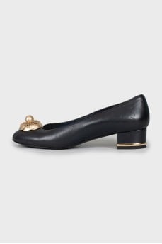 Leather shoes with golden flowers