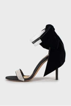 Black sandals decorated with a bow