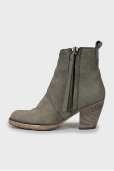 Boots Pistol