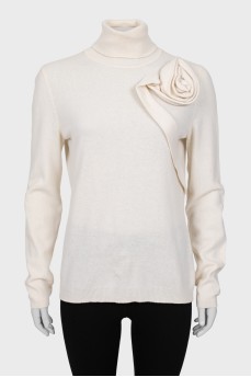 Knitted golf shirt decorated with a flower