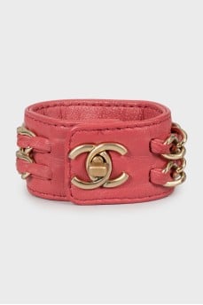 Leather bracelet decorated with chain