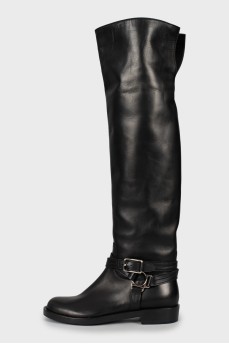 Leather boots decorated with buckle
