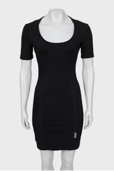 Fitted dress decorated with mesh