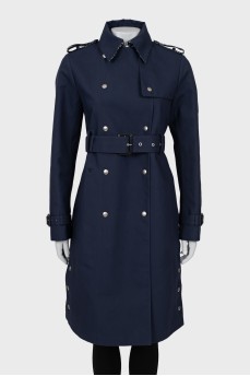 Dark blue cloak at the waist