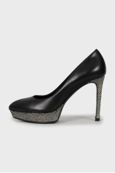 Decorated pointed toe shoes