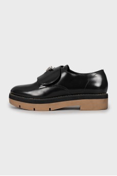 Black leather round toe pumps