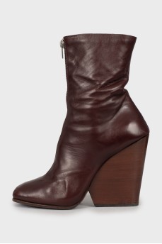 Leather ankle boots with front zip