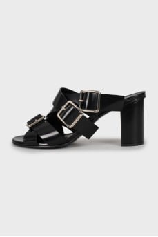 Leather sandals with buckles