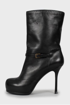 Insulated ankle boots decorated with buckle