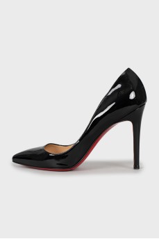 Pointed toe patent leather shoes