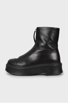 Boots with zipper and chunky soles