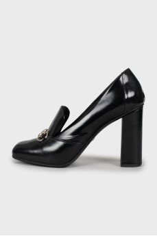 Leather shoes with silver decor