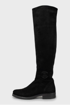 Insulated boots with embossed logo
