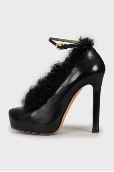 Leather shoes decorated with fur