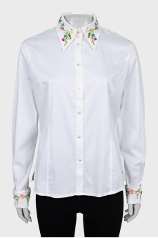 Shirt decorated with embroidery
