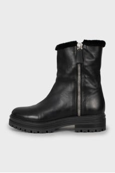 Insulated boots with silver zipper