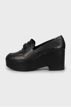 Embossed shoes decorated with chain
