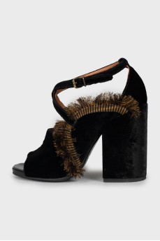 Velor sandals decorated with fringes