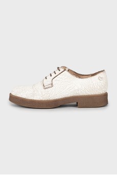 Two-tone shoes with cracked effect