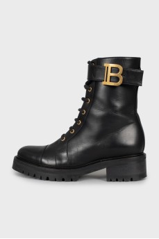 Leather boots with metal logo