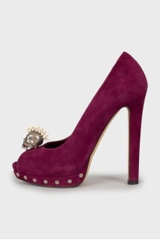 Suede shoes decorated with a skull