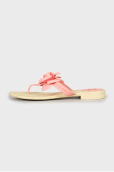 Rubber flip-flops decorated with flowers