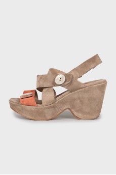 Suede sandals decorated with buttons