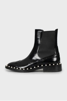 Leather boots decorated with pearls