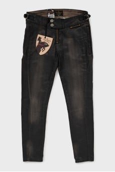 Skinny jeans with tag