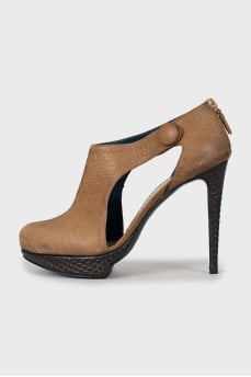 Leather ankle boots decorated with a button