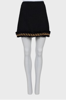 Mini skirt decorated with chain and tag