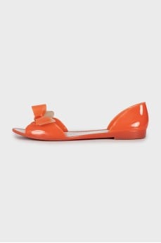Rubber sandals decorated with a bow