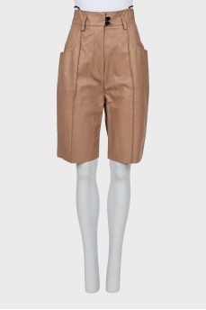Leather Bermuda shorts with stitched arrows