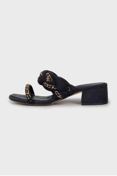 Suede sandals decorated with chains