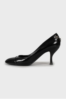 Leather shoes decorated with chain