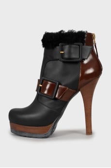 Leather ankle boots decorated with fur