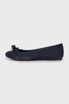 Suede ballet shoes decorated with bows