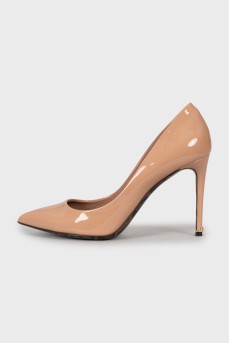 Beige patent leather pointed toe pumps